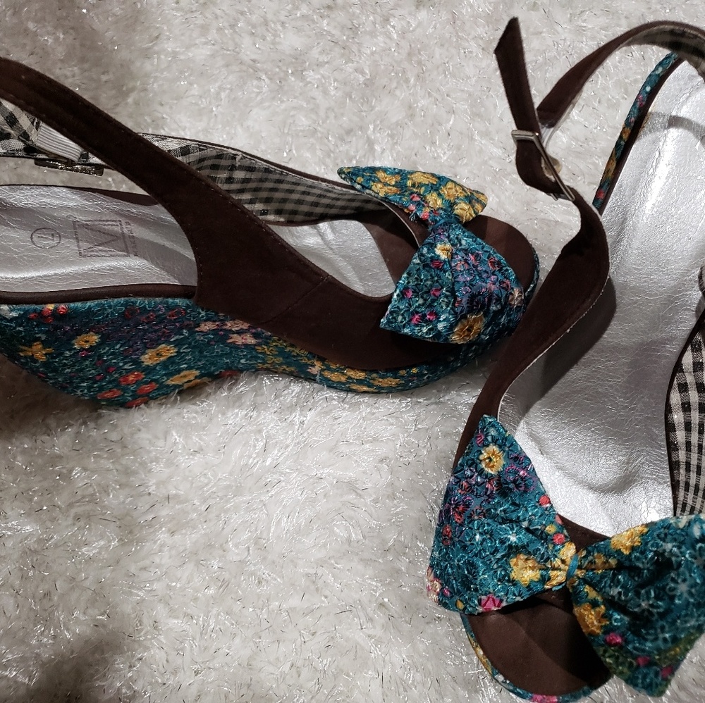 Shoes size 7
